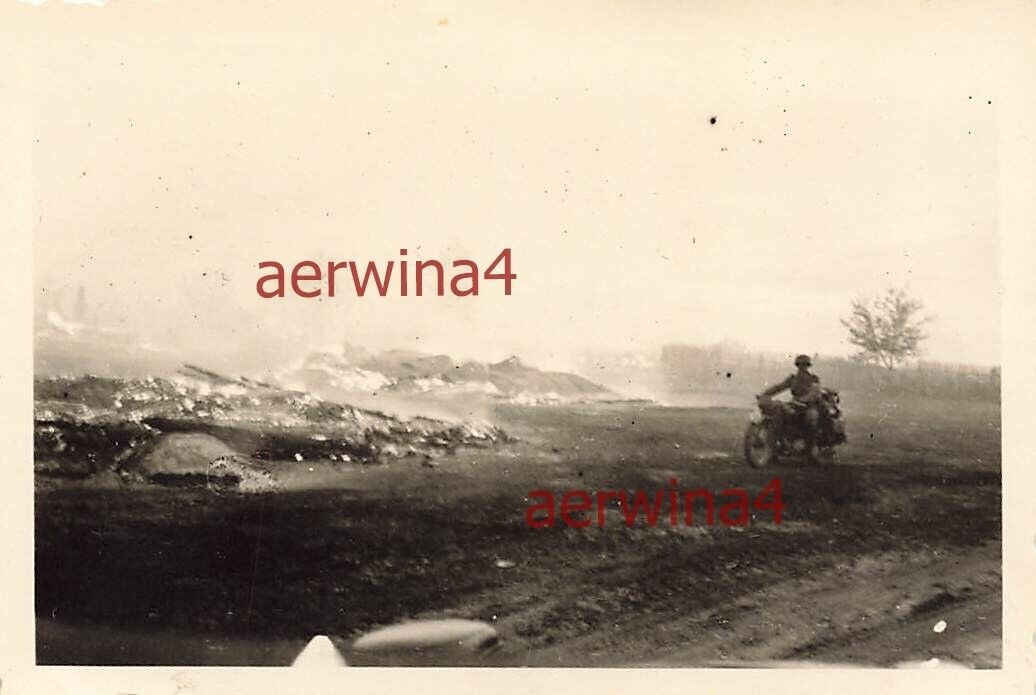Deutscher Kradschütze an brennende Häusern bei Roslawl Russland Ostfront 1941