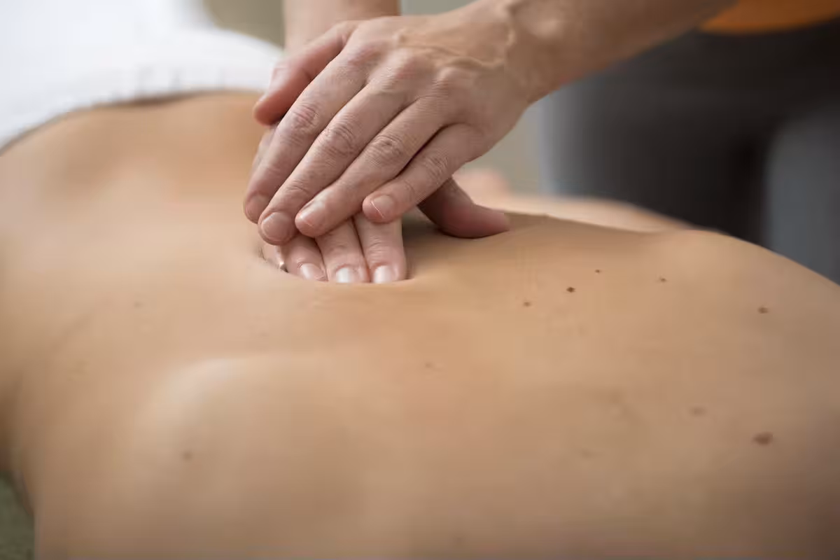Wellness Massage mit warmen Steinen