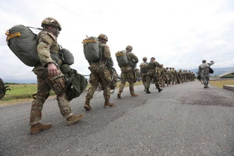 Armée Colombienne / Military Forces of Colombia / Fuerzas Militares de Colombia - Page 14 US-ARMY-82nd-Airborne-Division-Paratroopers-Dynamic-Force-Exerci