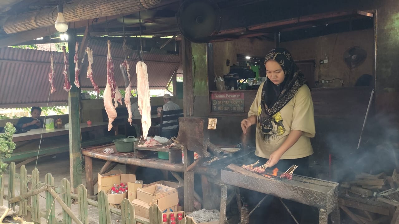 Gantungan daging kambing di Warung Sate Taichan Lowayu yang jadi tempat makan siang enak di Gresik favorit banyak orang.