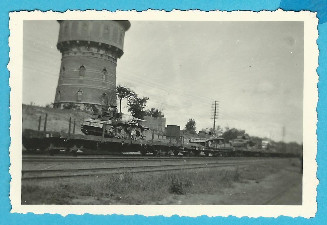 Vormarsch im Osten, zerstörte Panzer werden verl