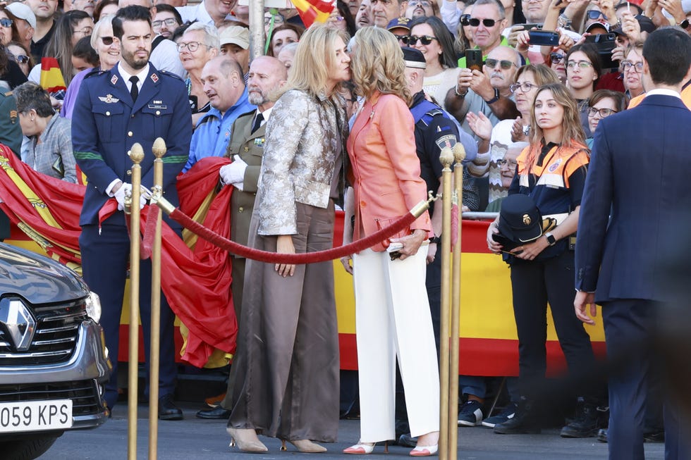 infantas-elena-y-cristina-looks-entretiempo-pantalones-anchos-elle-1-68e25137cf1a5