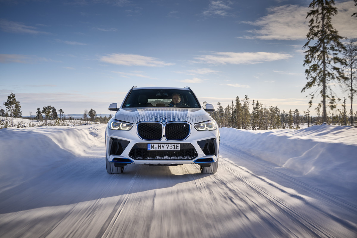 P90453427_highRes_bmw-ix5-hydrogen-win