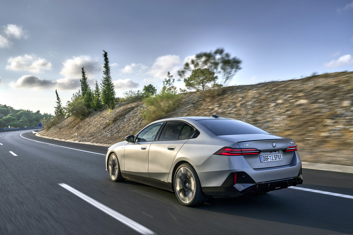 P90523128_highRes_the-bmw-i5-m60-xdriv