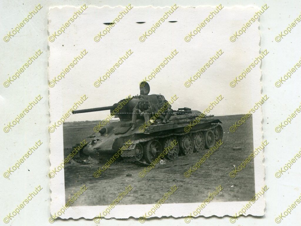 Foto, Wehrmacht, zerstörter Panzer T-34 bei Woronesch, Russland,
