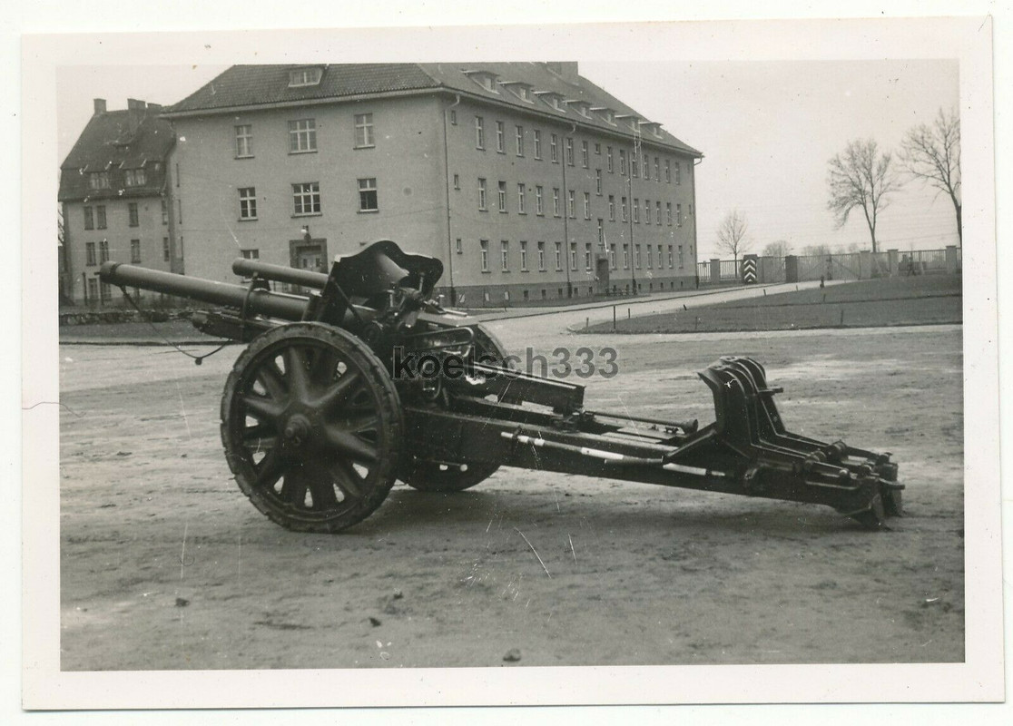 Foto leichte Feldhaubitze 18 in einer Kaserne der Wehrmacht Artillerie Geschütz2