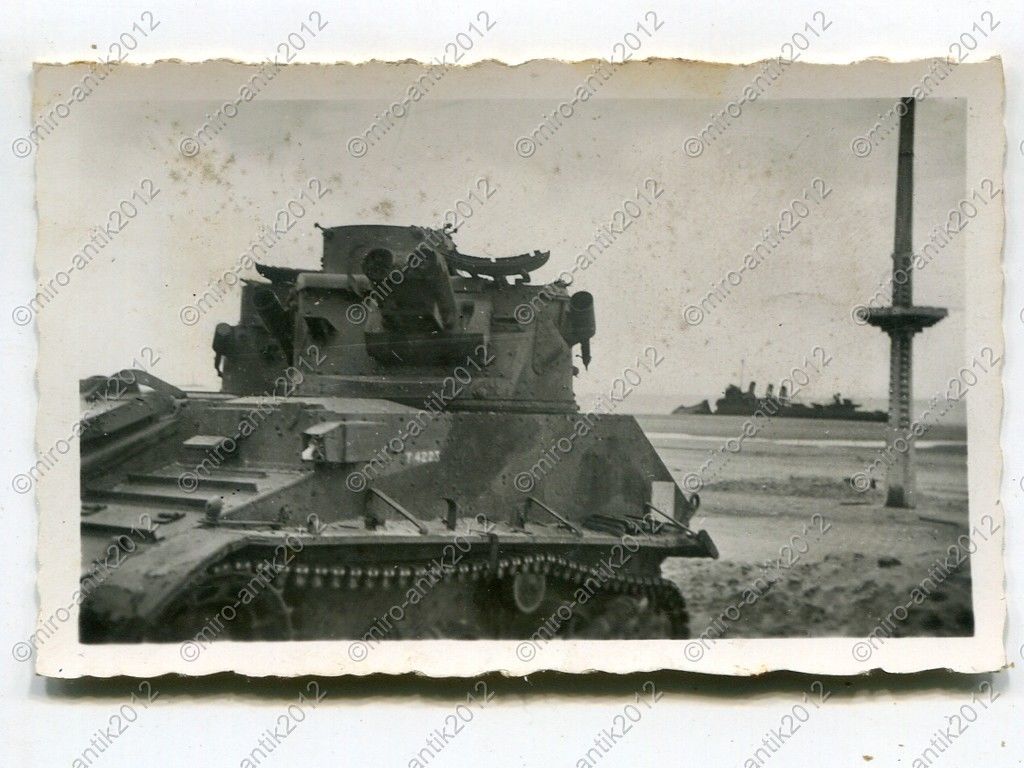 Foto, zerstörter Panzer, Vickers Light Tank, Ein
