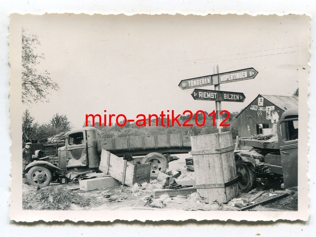Foto, Wehrmacht, zerstörte LKW an einem Wegweise