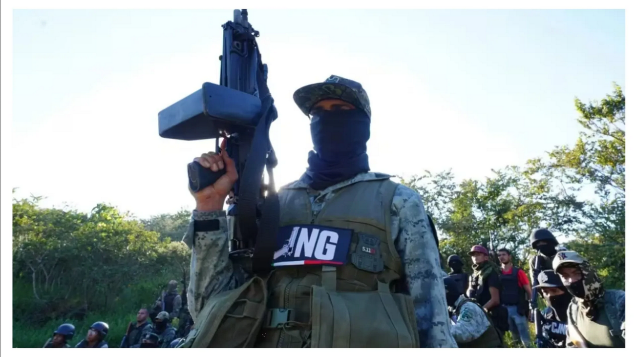 Presuntos miembros del CJNG exhiben armamento en Michoacán