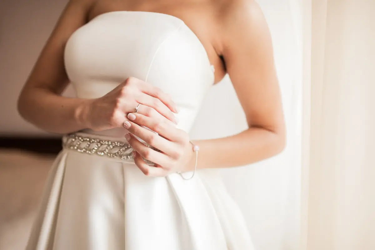 Vestido de noiva minimalista com corte reto