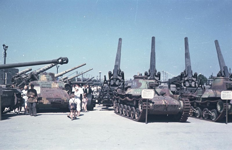 Выставка образцов трофейного вооружения в Центральном парке культуры и отдыха имени Горького