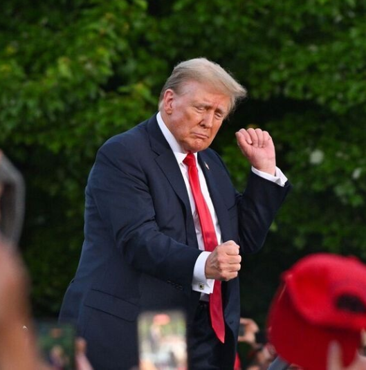article imageДональд Трамп заработал 7 миллионов USD на невзаимозаменяемых токенах