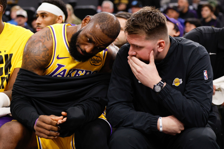 LeBron James ouvindo atentamente Luka Doncic