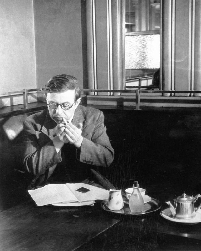 022-Jean-Paul-Sartre-Paris-1944