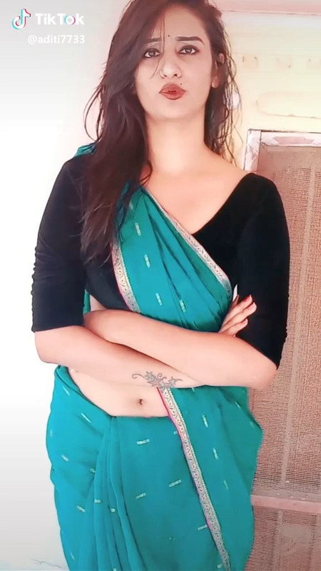 Tall sexy desi girl navel in green and black saree.mp4_snapshot_00.04.403