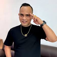 SUARA4D >> idealis adalah seorang tanpa ilusi , dan berfikir secara logika .