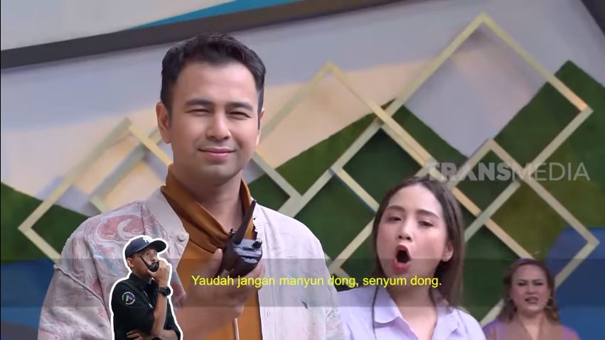 Raffi Ahmad tersenyum saat ditegur kru Okay Bos
