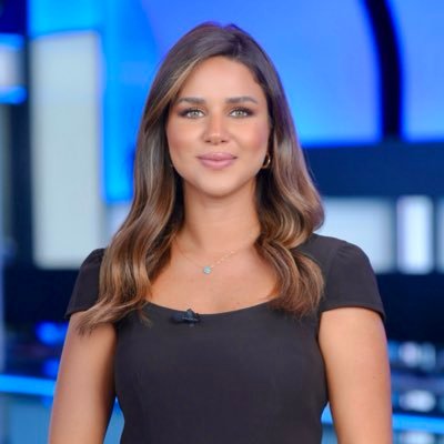 صورة لنوف حجازي أثناء تقديمها برنامجًا اقتصاديًا على قناة العربية