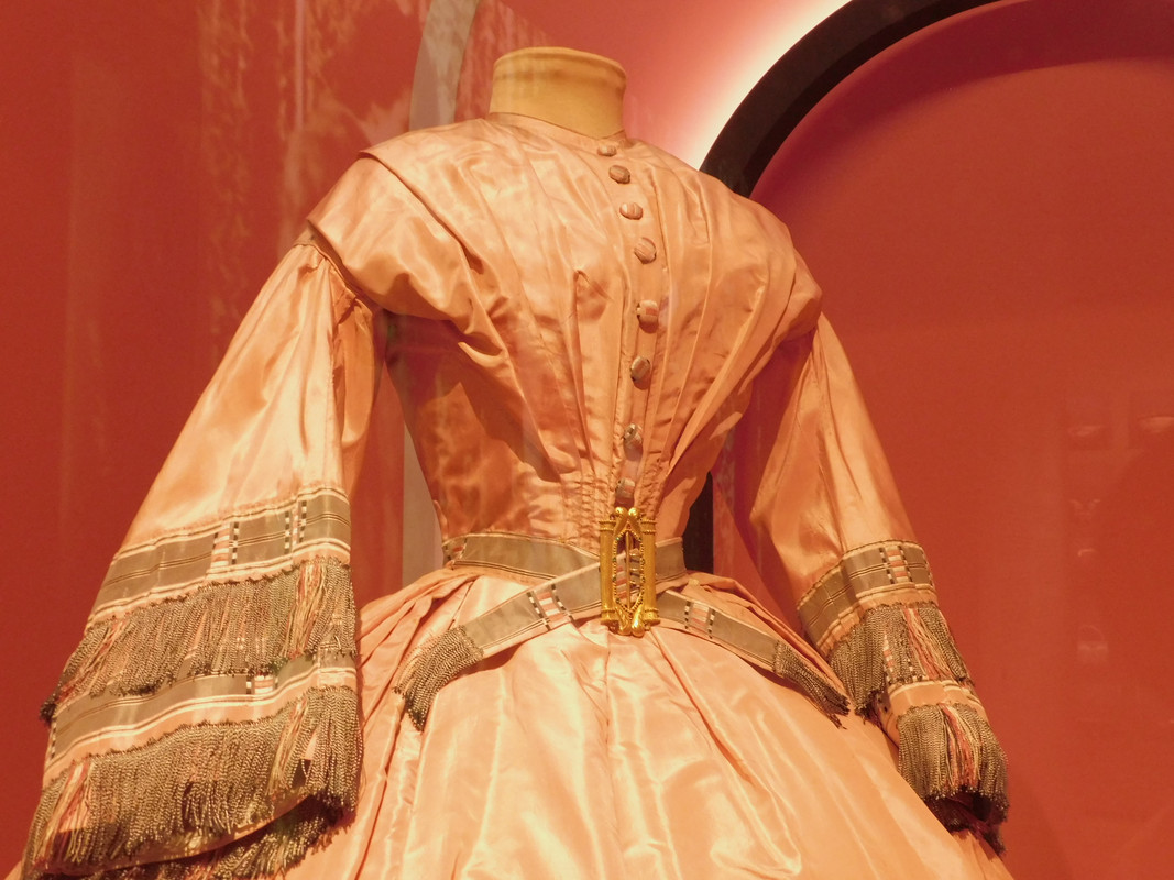 Выставка в музее Революции Кринолин и пр 037