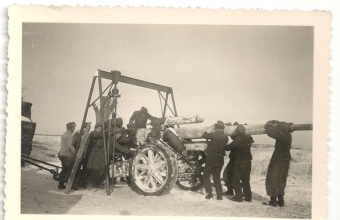 Orig.Foto Geschütz Rohrwechsel mit Flaschenzug Gerüst in Rußland im Winter 3