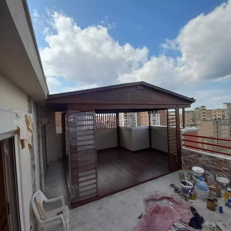 برجولة مع سقف خشبي