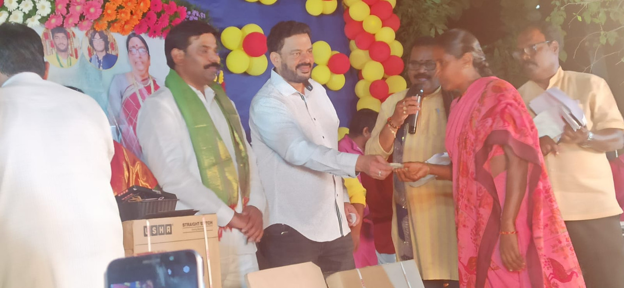 తల్లిదండ్రులను గౌరవించడంలో రామ్ చౌదరి రూటే యువతకు ఆదర్శం తల్లిదండ్రులను గౌరవించడంలో రామ్ చౌదరి రూటే యువతకు ఆదర్శం