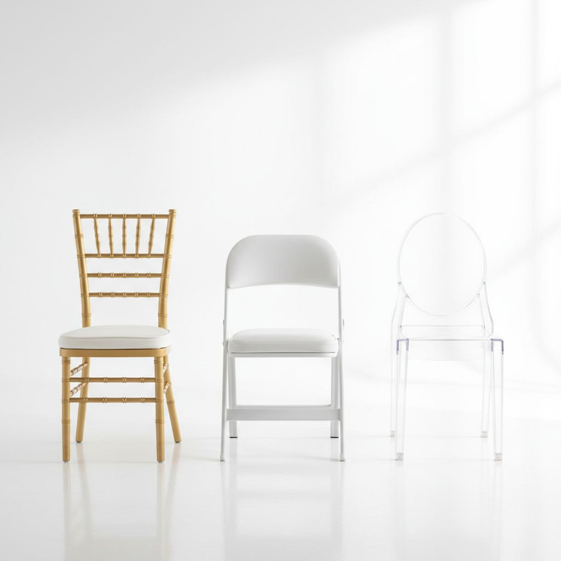 Популярные виды стульев для аренды: сравнение моделей Кьявари и прозрачных Ghost в интерьере.