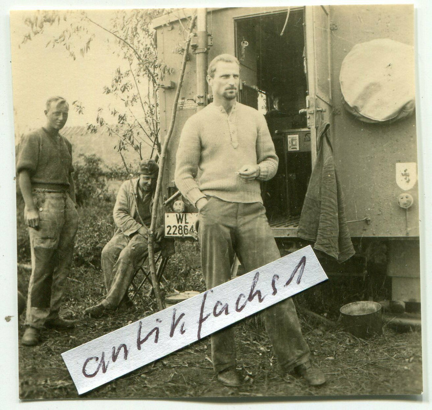 Funkwagen LKW WL-22864 der 5.(H) Aufkl.Gr.12 an der Front