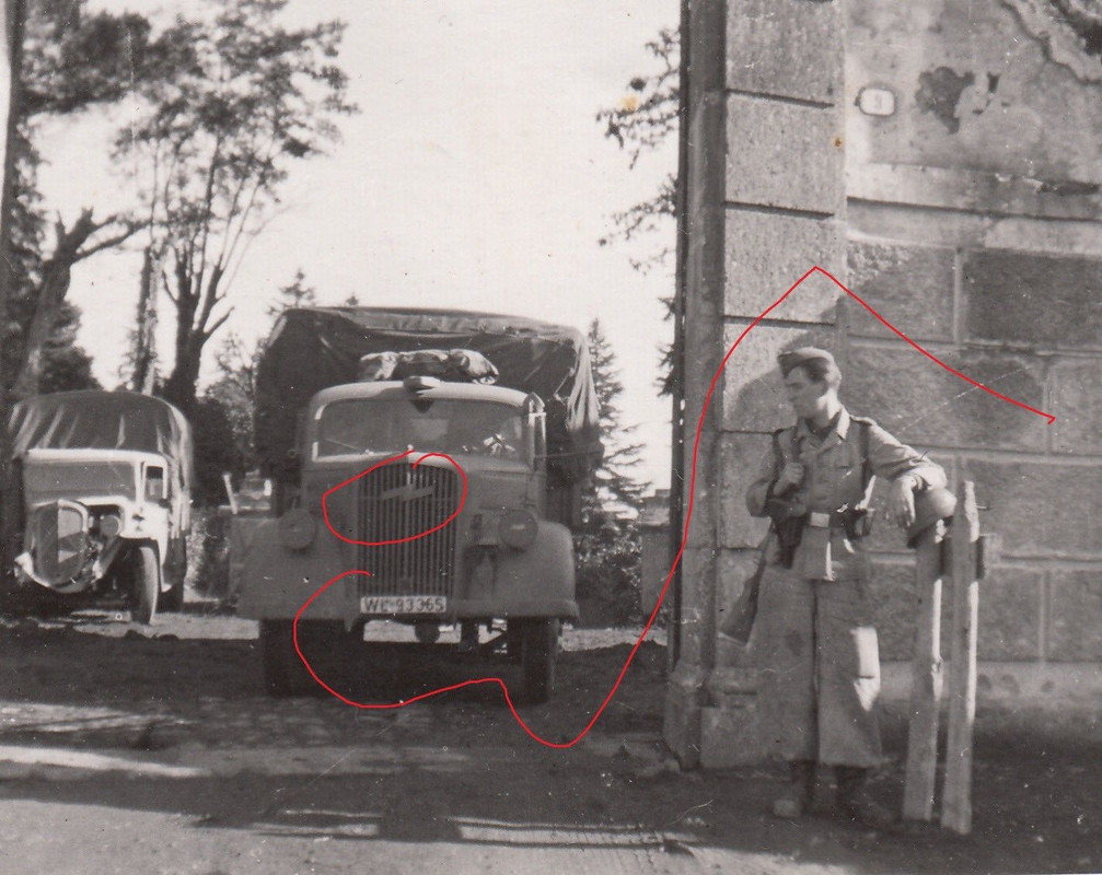 Foto LW Soldat Italien Beute LKW Opel Blitz Wache Fallschirmjäge