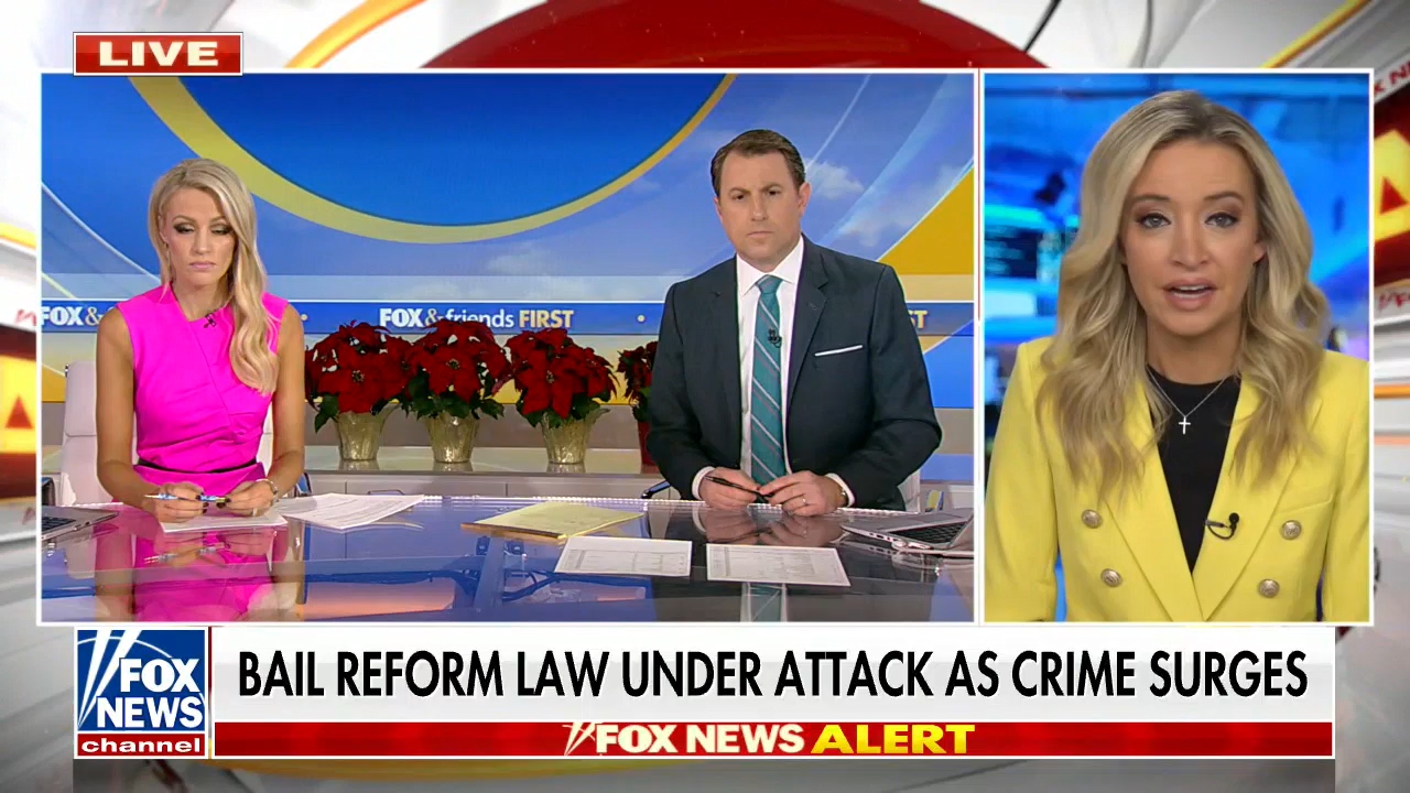 12.09 - 09.00.00 - Fox and Friends First. A precursor to Fox News's m..._001.ts_snapshot_14.08.635