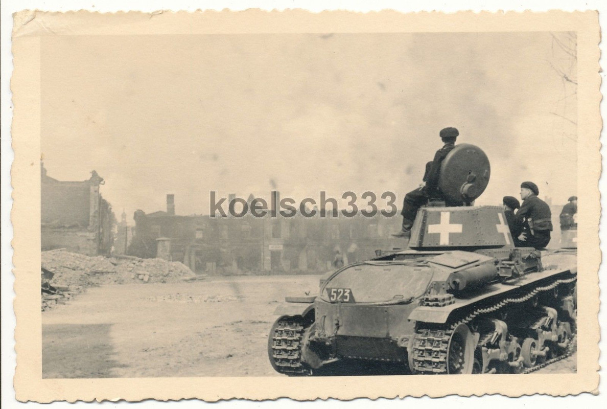 Polen 1939 brennende Ruinen Panzermänner auf Panzer Pz.Kpfw. 35 (t) Beute