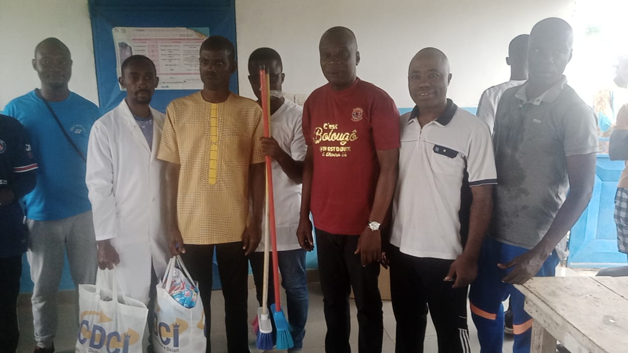 Remise des dons au centre de santé de Manoufla-N