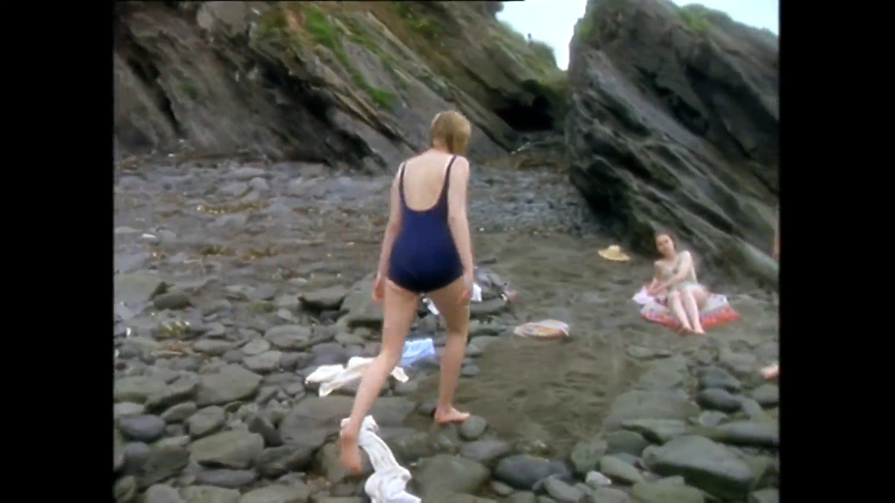 cap_The Camomile Lawn S01E01 1080p (moviesbyrizzo upl)_00_19_02_03