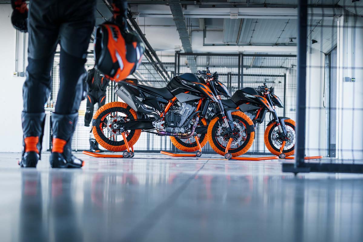 Новые расцветки KTM 890 Duke R 2022