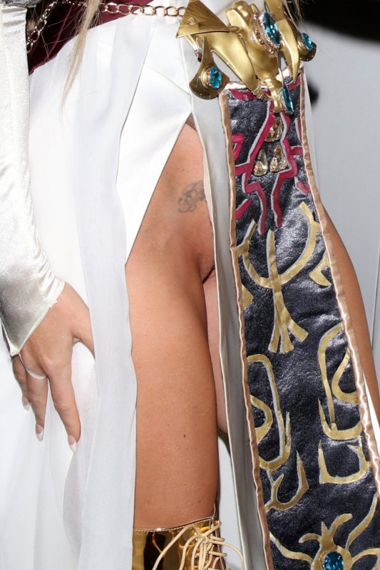 Megan-Fox-Pantyless-Upskirt-Halloween-Party-West-Hollywood-Kanoni-2