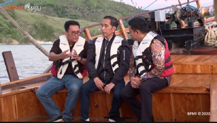 Presiden Jokowi saat naik kapal pinisi di Labuan Bajo