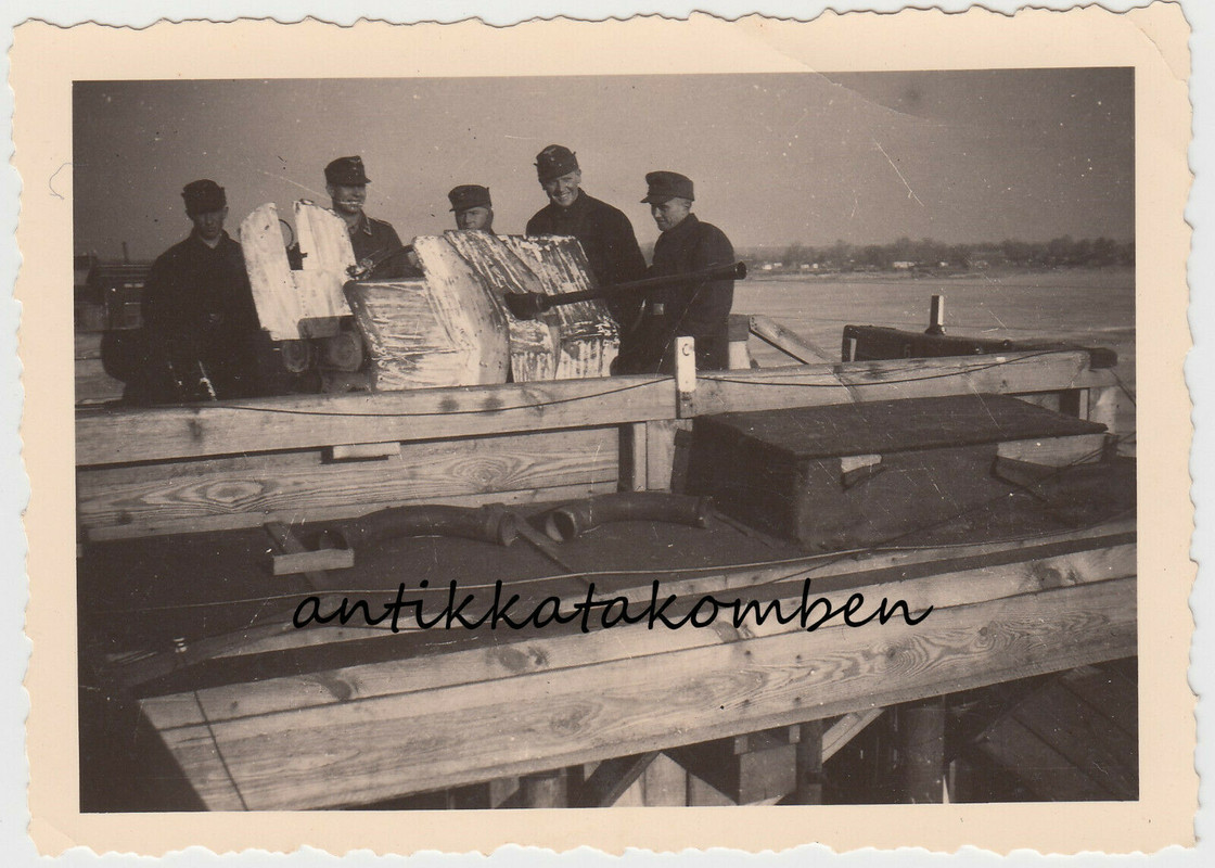 Foto 2.Wk Wehrmacht Soldaten mit Flak Geschütz Kanone in wintertarn Fluß Schiff
