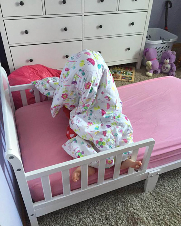 funny-kids-playing-hide-and-seek-82-605