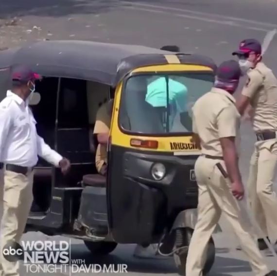 Polisi di India menertibkan warganya