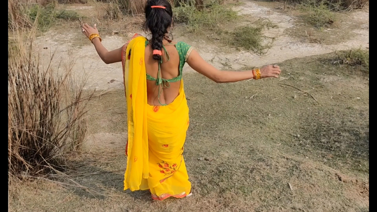 Indian 18 Years Old Village Outdoor Sex in Khet Natural Big Ass Show.mp4_snapshot_06.10.996