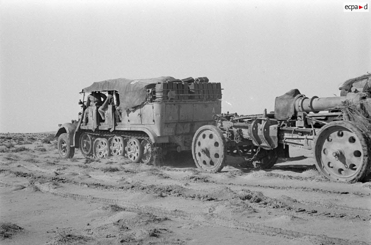 Le semi-chenillé SdKfz-7 tracte le canon de 10 cm Kanone 18 (3)