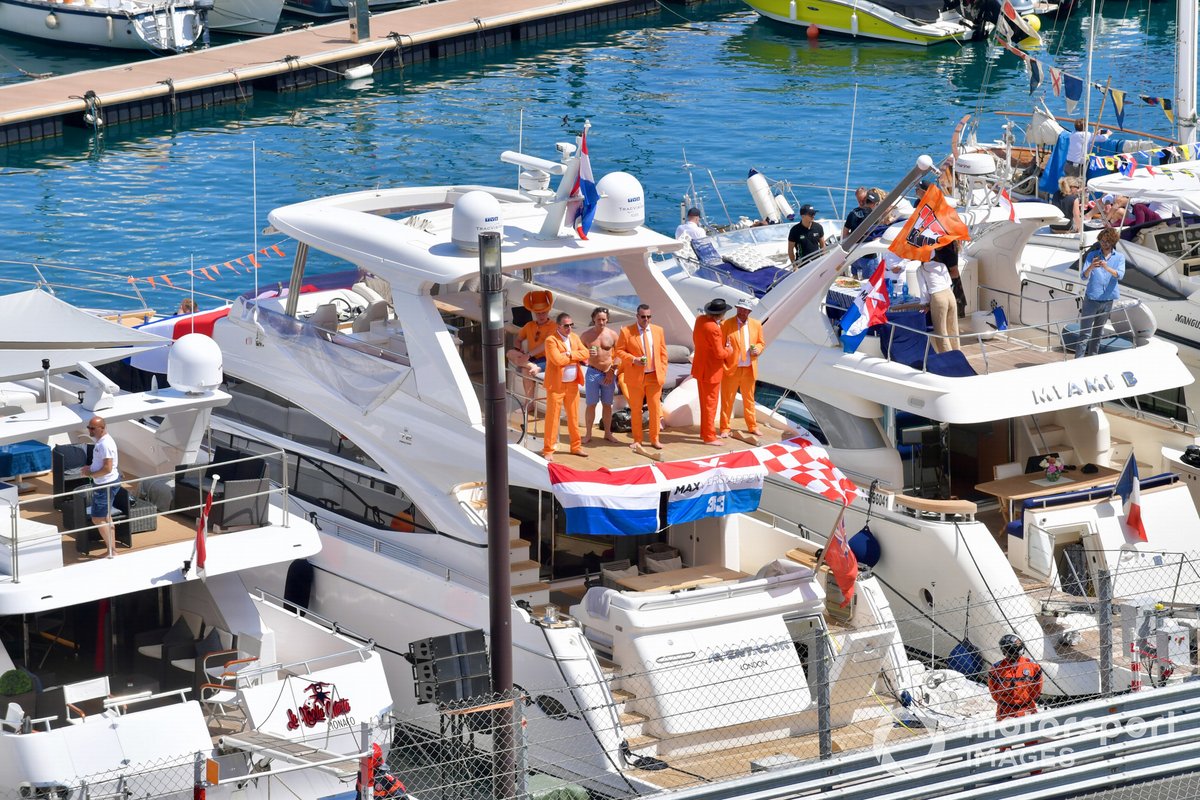 dutch-fans-on-a-yacht-1 (1)