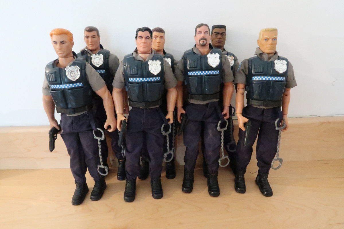 Police figure thread. 646084-B7-05-DA-4-C00-887-A-45325-C86257-E