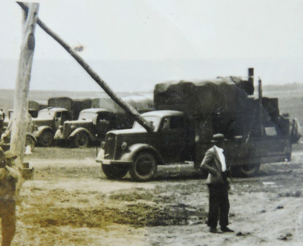 Foto 2. WK - WWII, LKW Kolonne an Wassertränke