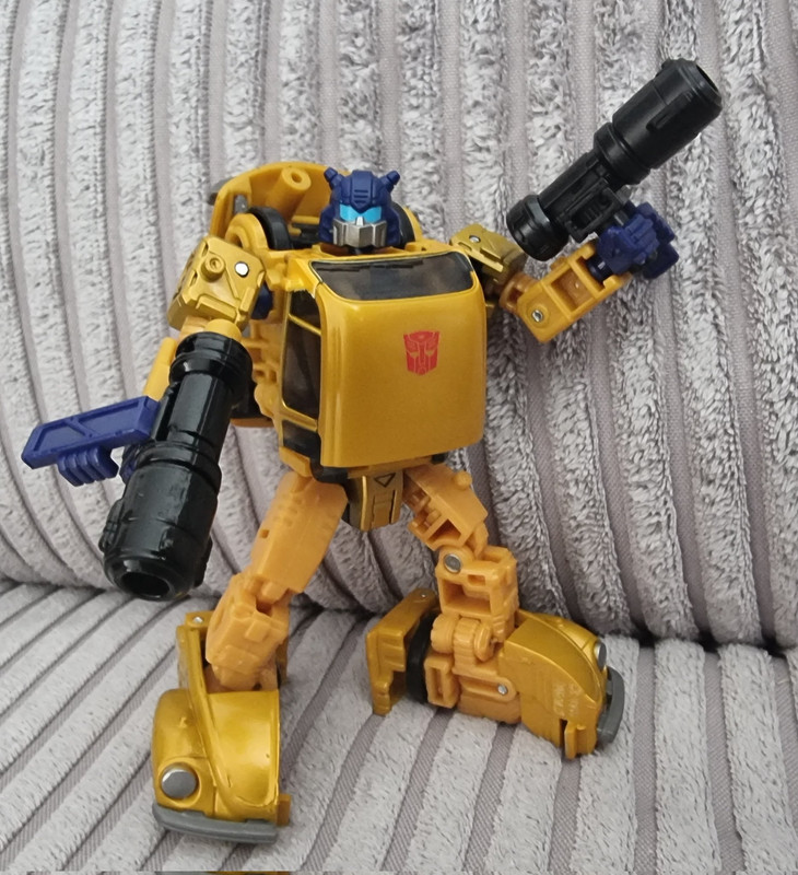 Buzzworthy-Bumblebee-Creatures-Collide-Goldbug-03