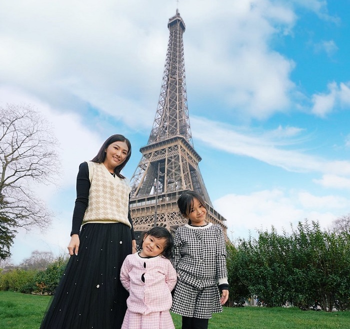 Momen Sarwendah bersama kedua anaknya saat berada di Menara Eiffel, Paris.