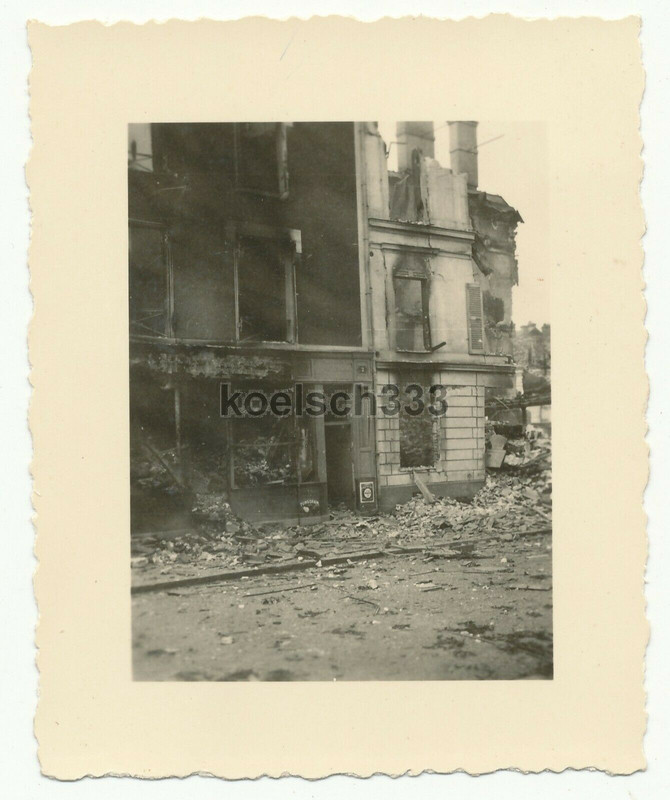 Foto ausgebrannte Häuser Ruinen einer zerstörten Frontstadt in Frankreich 1940