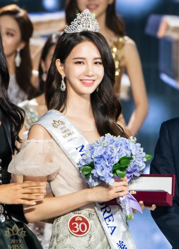 2019 | Miss Korea | 1st runner-up | Lee Ha-nuey 07255-CE7-0-A2-C-4917-A9-EB-698-F58-D4-EFF8