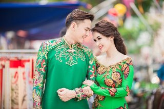 DÒNG TRUYỆN THƠ VUI VỀ ĐỜI SỐNG, TÌNH CẢM & MƯU SINH...Của Nguyễn Thành Sáng&Tam Muội - Page 6 Vo-chong-tu-vi-van-anh-dien-ao-dai-doi-dao-pho-xuan
