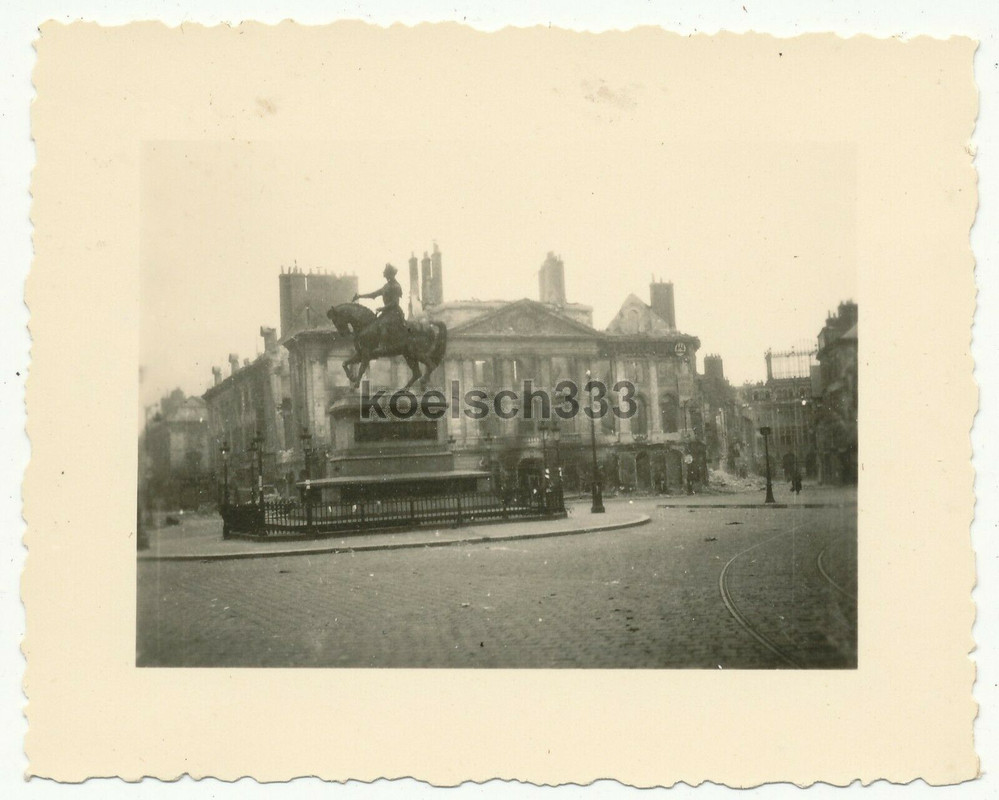 Foto Häuser Ruinen in der schwer zerstörten Stadt Orleans Frankreich 1940